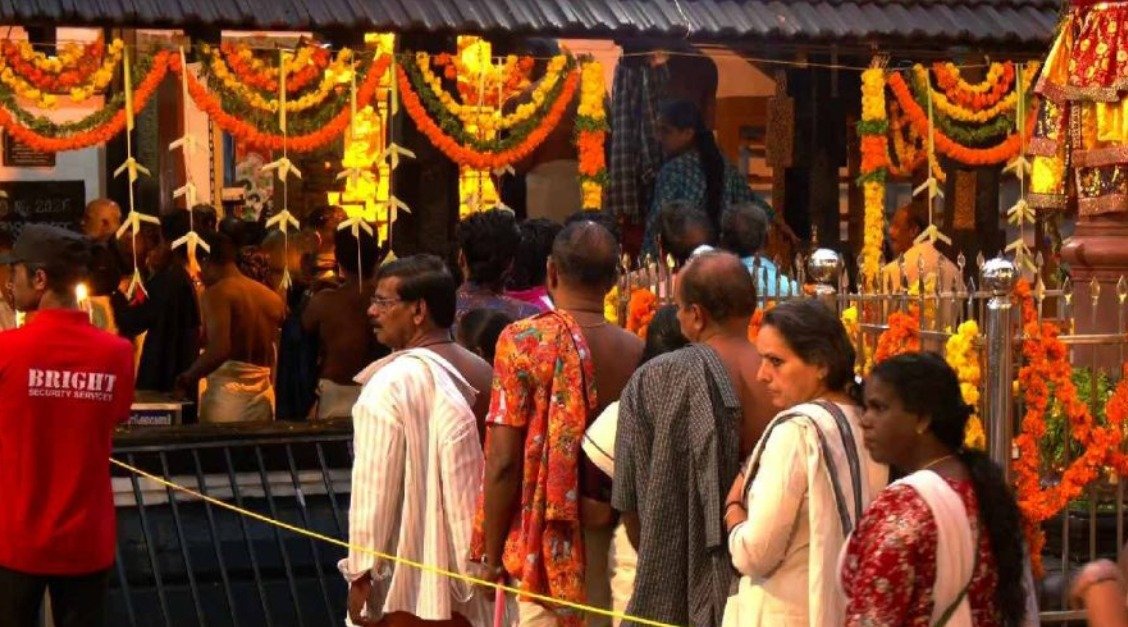തൃക്കാക്കര ക്ഷേത്രത്തില്‍ തിരുവോണസദ്യയുണ്ണാന്‍ ആയിരങ്ങള്‍; പുലര്‍ച്ചെ മുതല്‍ ഭക്തരുടെ നീണ്ടനിര