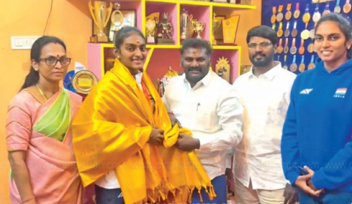 பாரா ஒலிம்பிக்கில் தங்கம் வென்ற துளசிமணிக்கு அமைச்சர் பாராட்டு