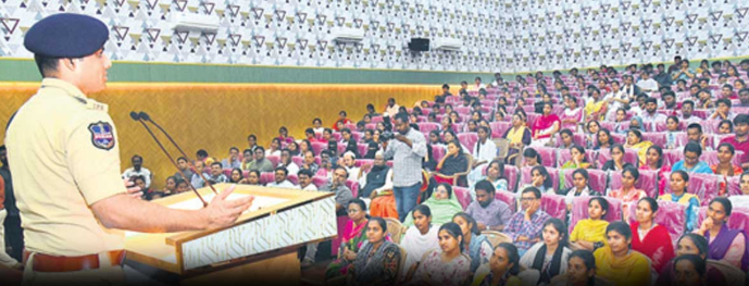 రోడ్డు భద్రతా నియమాలు పాటించాలి : సీపీ గౌష్ ఆలం 