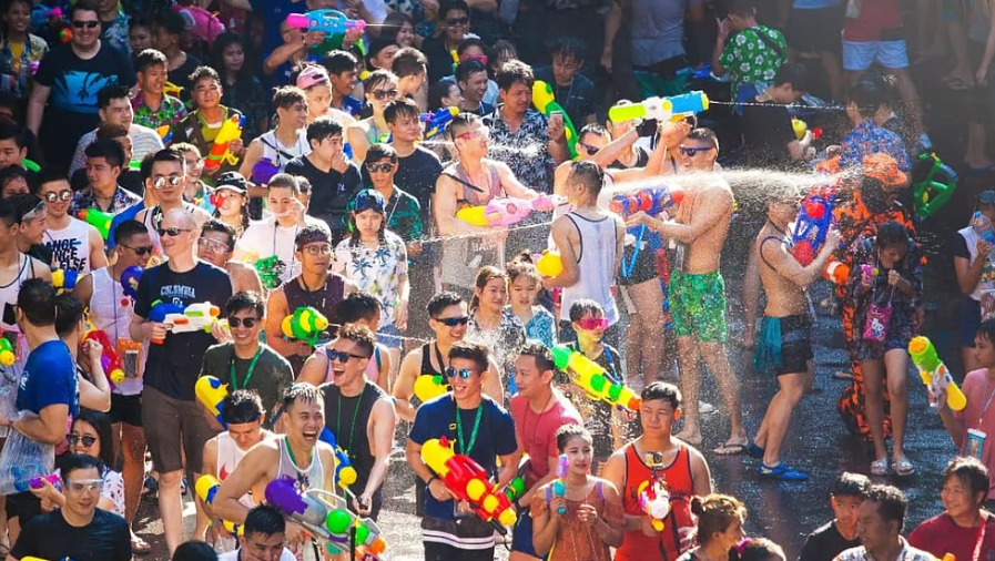 தாய்லாந்தில் உலகின் மிகப் பெரிய தண்ணீர் திருவிழாவின்போது 3 நாளில் விபத்தில் சிக்கி 191 பேர் உயிரிழப்பு