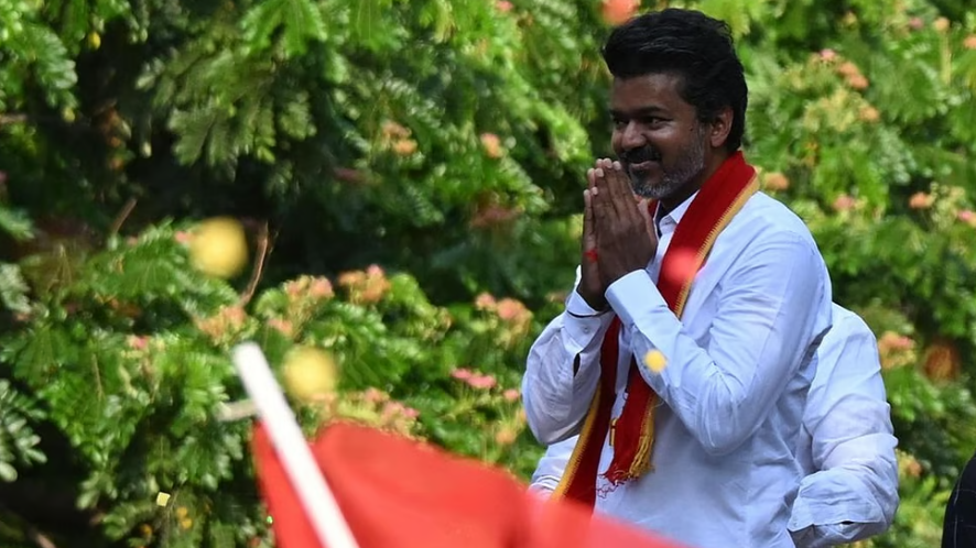 அனுமதியின்றி ரோடு ஷோ நடத்திய விஜய் மீது 3 பிரிவுகளில் வழக்குப் பதிவு