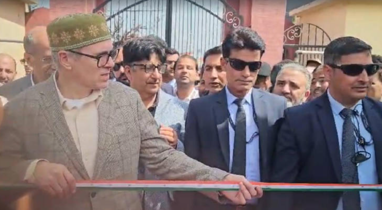 ദേശീയ പതാകയോടുള്ള ആദരം; ത്രിവർണ്ണ റിബ്ബൺ മുറിക്കാതെ ഒമർ അബ്ദുള്ള; ജമ്മു കശ്മീർ മുഖ്യമന്ത്രിക്ക് കൈയടി