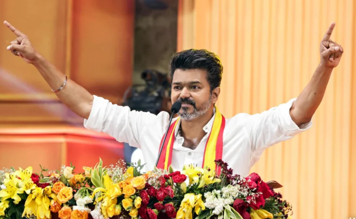 പെൻഷനും സൗജന്യ സിലിണ്ടറും;വധുക്കൾക്ക് ഒരു പവൻ സ്വർണ്ണവും പട്ടുസാരിയും, ബിരുദധാരികൾക്ക് 4,000 രൂപ സ്റ്റൈപ്പൻഡ്; തമിഴ്നാട്ടിൽ ‘വിസിൽ’ മുഴക്കാൻ വിജയ്; ജനപ്രിയ വാഗ്ദാനങ്ങളുമായി ടി.വി.കെ പ്രകടനപത്രിക