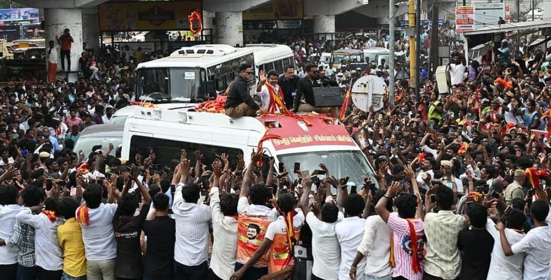 விஜய் பிரச்சார வாகனத்தின் முன் பைக் சாகசம்: அண்ணா பல்கலை. ஊழியருக்கு ரூ.3,000 அபராதம்