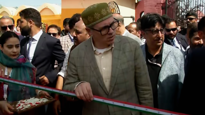 ಉದ್ಘಾಟನೆಗೆ ರಾಷ್ಟ್ರಧ್ವಜದ ರಿಬ್ಬನ್ ಕಟ್ ಮಾಡಲು ನಿರಾಕರಿಸಿದ ಸಿಎಂ ಒಮರ್, ಆಯೋಜಕರ ವಿರುದ್ಧ ಗರಂ