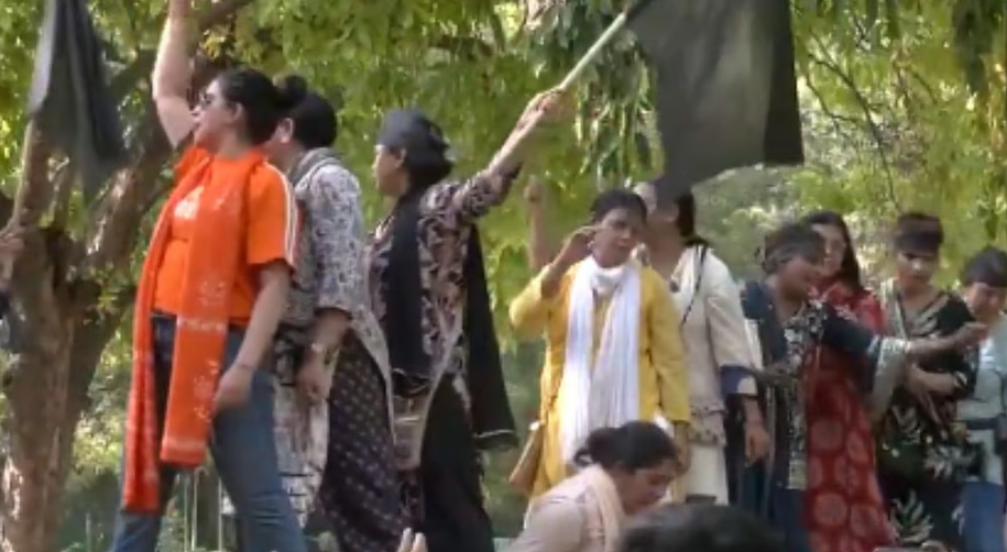 மகளிர் இடஒதுக்கீடு மசோதா தோல்வி: ராகுல் வீடு நோக்கி பாஜக பெண் தலைவர்கள் பேரணி