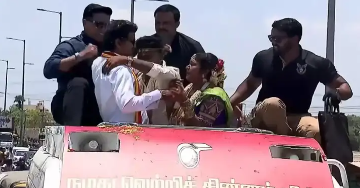 புதுமணத் தம்பதி திருமணமான கையோடு விஜய் பிரச்சாரத்தில் பங்கேற்பு..!