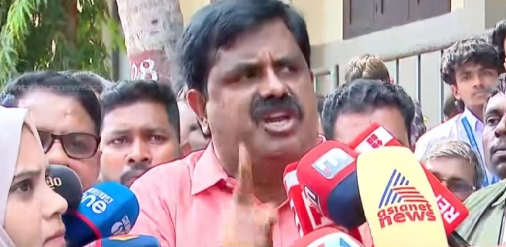 കേന്ദ്രസേനയ്ക്ക് മാത്രം പ്രവേശനമുള്ള സ്ഥലത്ത് സംസ്ഥാന സർക്കാർ ജീവനക്കാരും കയറി; പേരാമ്പ്രയിലെ റിട്ടേണിംഗ് ഓഫീസറെ പുറത്താക്കണമെന്ന് യുഡിഎഫ്