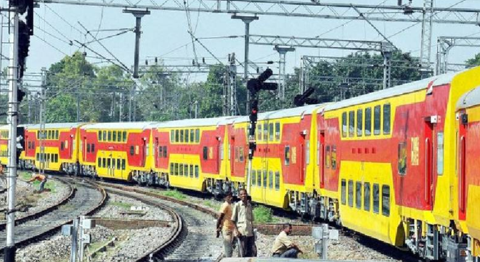 ഡബിള്‍ ഡക്കര്‍ തീവണ്ടിയില്‍ യാത്ര ചെയ്യണോ? അറിയാം ഇന്ത്യയിലെ ഈ തീവണ്ടി റൂട്ടുകള്‍