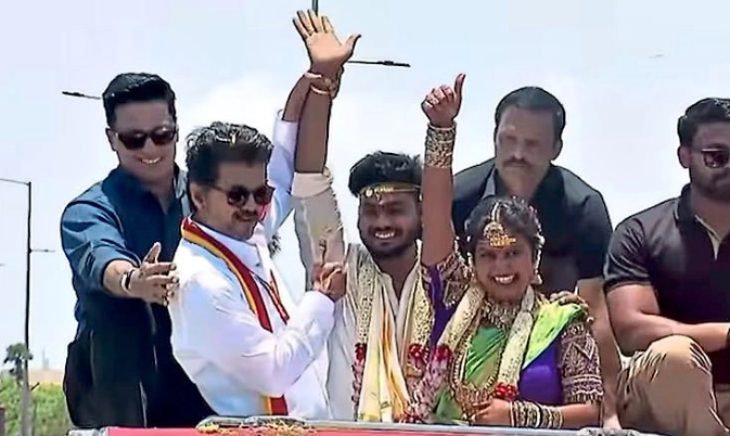 ಚುನಾವಣಾ ಪ್ರಚಾರದ ವೇಳೆ ವಿಜಯ್‌ ವಾಹನ ಹತ್ತಿ ಆಶೀರ್ವಾದ ಪಡೆದ ನವ ದಂಪತಿ