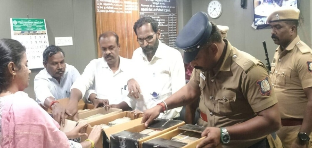 തമിഴ്നാട് തിരഞ്ഞെടുപ്പ്; ഡിഎംകെ നേതാവിന്റെ കാറിൽ നിന്ന് 2.44 കോടി രൂപ പിടികൂടി