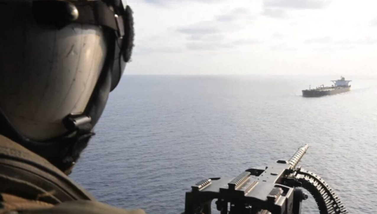 ഇറാൻ കടൽപാതയിൽ വെടിയുതിർത്ത് യുഎസ്; ഹെലികോപ്റ്റർ ആക്രമണ ദൃശ്യങ്ങൾ പുറത്ത്, 27 കപ്പലുകൾ തിരിച്ചയച്ചു