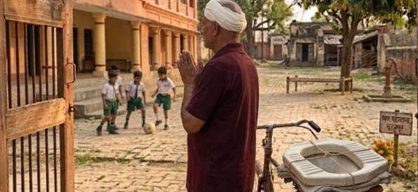 ടോയ്ലറ്റ് ഇല്ല, 67 വർഷങ്ങളായി പെൺകുട്ടികൾക്ക് പ്രവേശനമില്ലാതെ യുപിയിലെ സ്കൂൾ, ടോയ്ലറ്റ് സീറ്റുമായി ഒരച്ഛൻ!