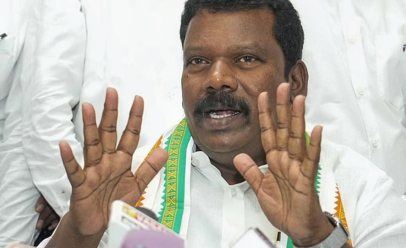 செல்வப்பெருந்தகை மீது நடவடிக்கை எடுக்க வேண்டும்: காவல் ஆணையரிடம் வருமான வரித்துறை புகார்