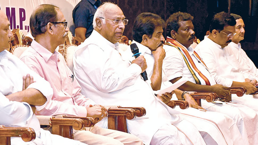 “மகளிர் இடஒதுக்கீடு; எதிர்க்கட்சிகள் மீது பிரதமர் பொய் புகார்” - கார்கே கண்டனம்