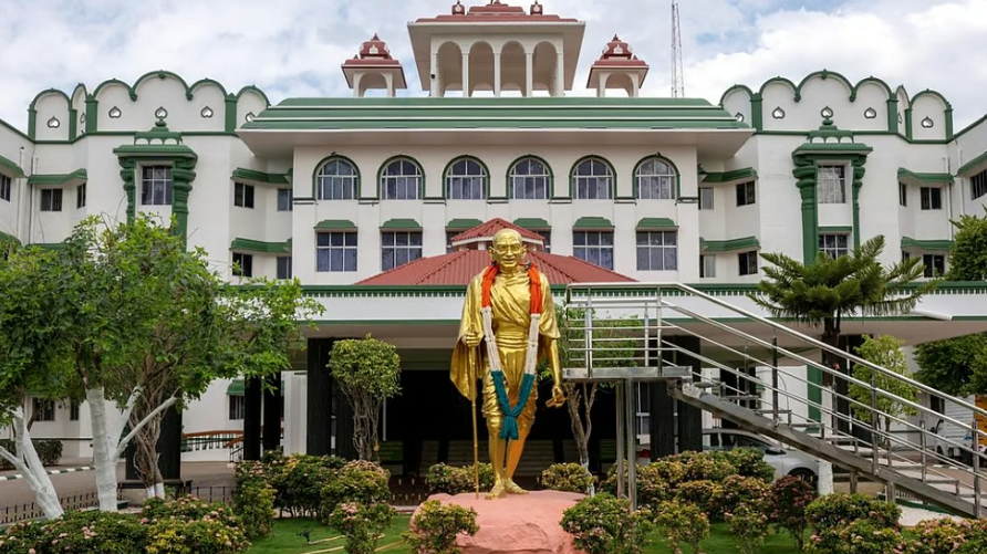 அரசுப் பேருந்து ஓட்டுநர்களை வேறு பணிகளில் ஈடுபடுத்துவதை தடுக்கக் கோரி வழக்கு: போக்குவரத்து துறை பதிலளிக்க உத்தரவு