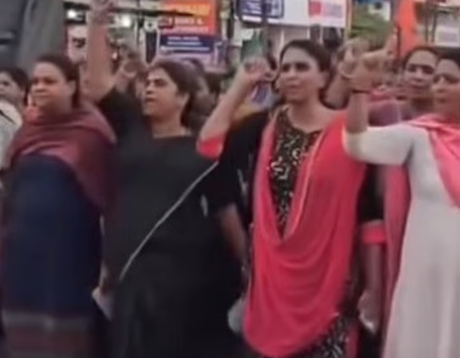 ‘കാക്കിയിട്ടൊരു ഗുണ്ടകളേ, പോടാ പുല്ലേ പൊലീസേ...; സ്റ്റേഷനുമുന്നിൽ പ്രതിഷേധവുമായി മുൻ ഡിജിപി ( വീഡിയോ)