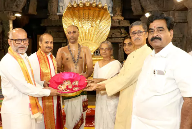 శ్రీవారికి విరాళంగా ఏడు బంగారు పతకాలు