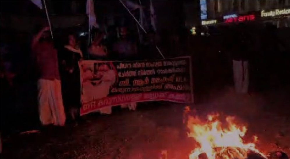 പീഡന കേസ് പ്രതി രാഹുൽ മാങ്കൂട്ടത്തിലിന് വീട്ടിലെത്തി പിന്തുണ നൽകിയ സി ആർ മഹേഷിനെതിരെ ഡിവൈഎഫ്ഐ പ്രതിഷേധം