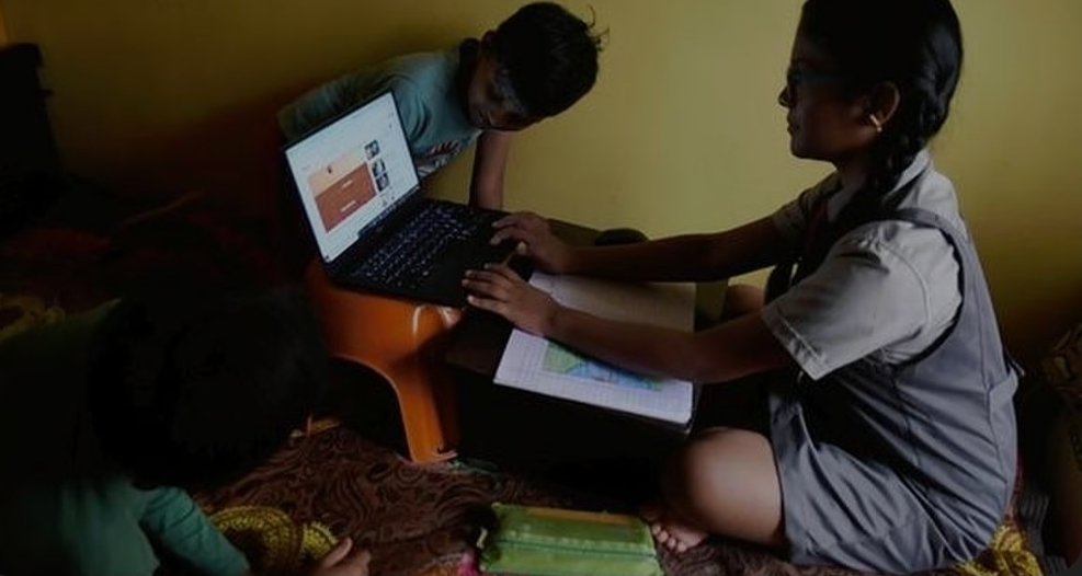 கோடை விடுமுறையில் ஆன்லைன் வகுப்புகள் - தனியார் பள்ளிகள் மீது பெற்றோர்கள் புகார்