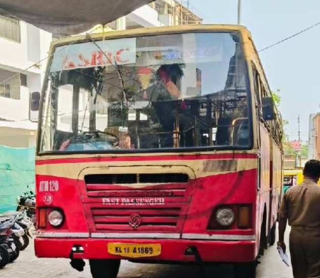ബസ്സിൽ യാത്ര ചെയ്യവേ നെഞ്ചുവേദന അനുഭവപ്പെട്ട ആൾക്ക് കെഎസ്ആർടിസി ജീവനക്കാർ രക്ഷകരായി