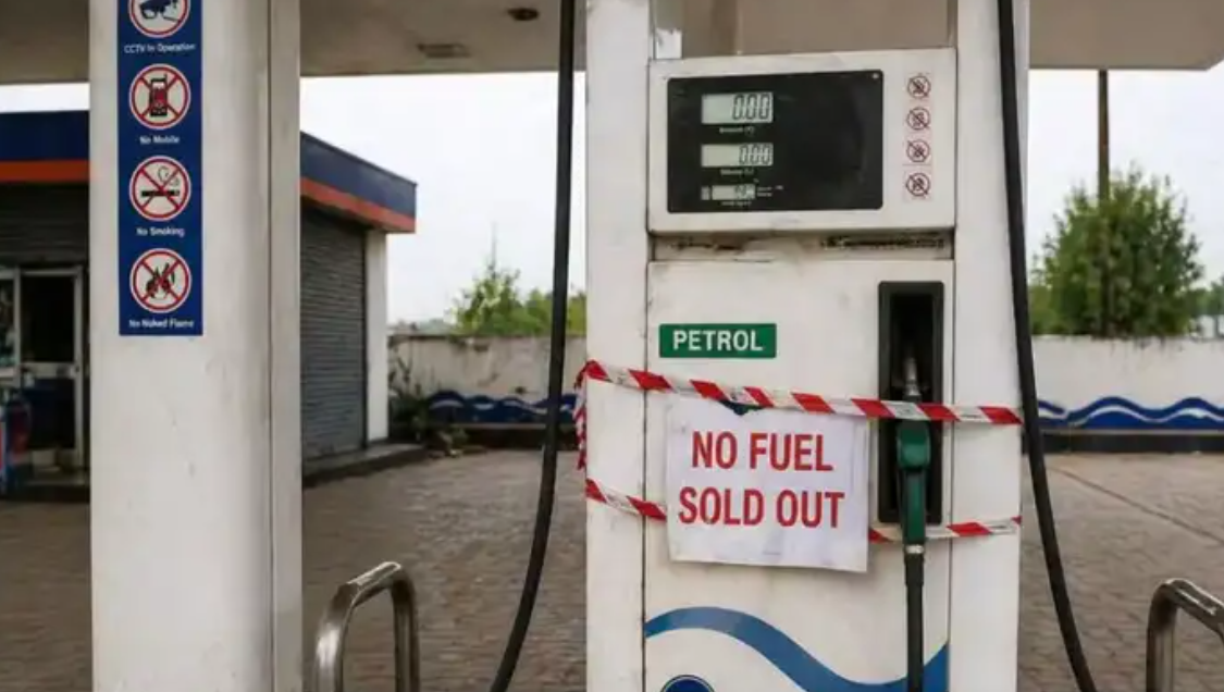 மக்களுக்கு அடுத்த ஷாக்..! ஆந்திராவில் 421 பெட்ரோல் பங்க் மூடல்..!