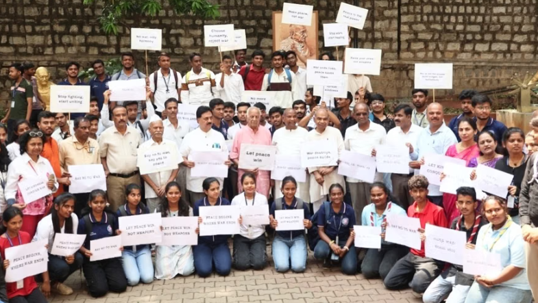 ಯುದ್ಧದಿಂದ ಸಾಮಾನ್ಯರ ಮೇಲೆಯೇ ಹೆಚ್ಚು ಸಮಸ್ಯೆ.. ಶಾಂತಿದೂತರಾಗೋಣ: ಹಂಪನಾ