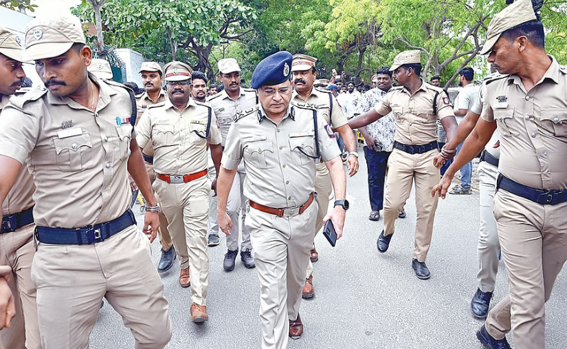 விஜய் வீட்டுக்கு போலீஸ் பாதுகாப்பு அதிகரிப்பு: உயர் அதிகாரிகளும் திரண்டனர்