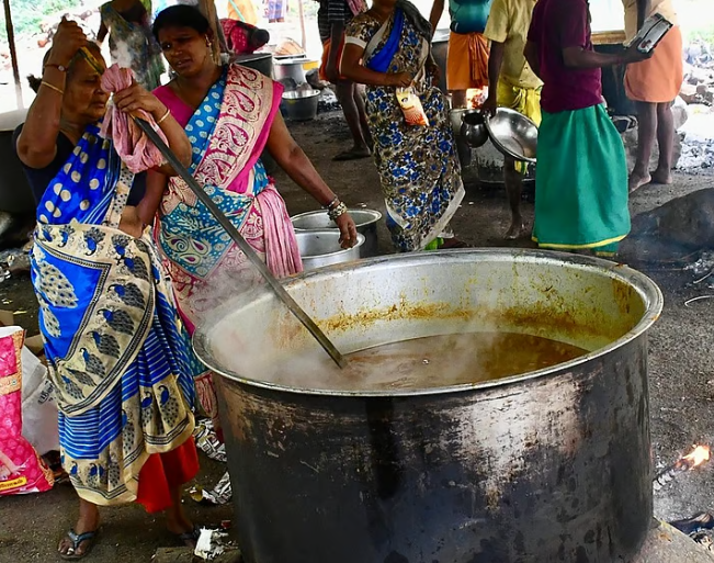 பழநி அருகே கோயில் திருவிழாவில் பக்தர்களுக்கு ‘கறி விருந்து’