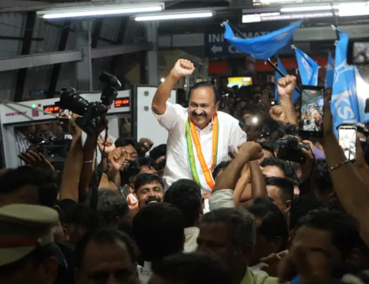 'പട നയിച്ചവൻ നാട് നയിക്കട്ടെ'; വി.ഡി. സതീശനായി രാഹുൽ ഗാന്ധിയുടെ ഫെയ്‌സ്ബുക്ക് പേജിലും മുറവിളി