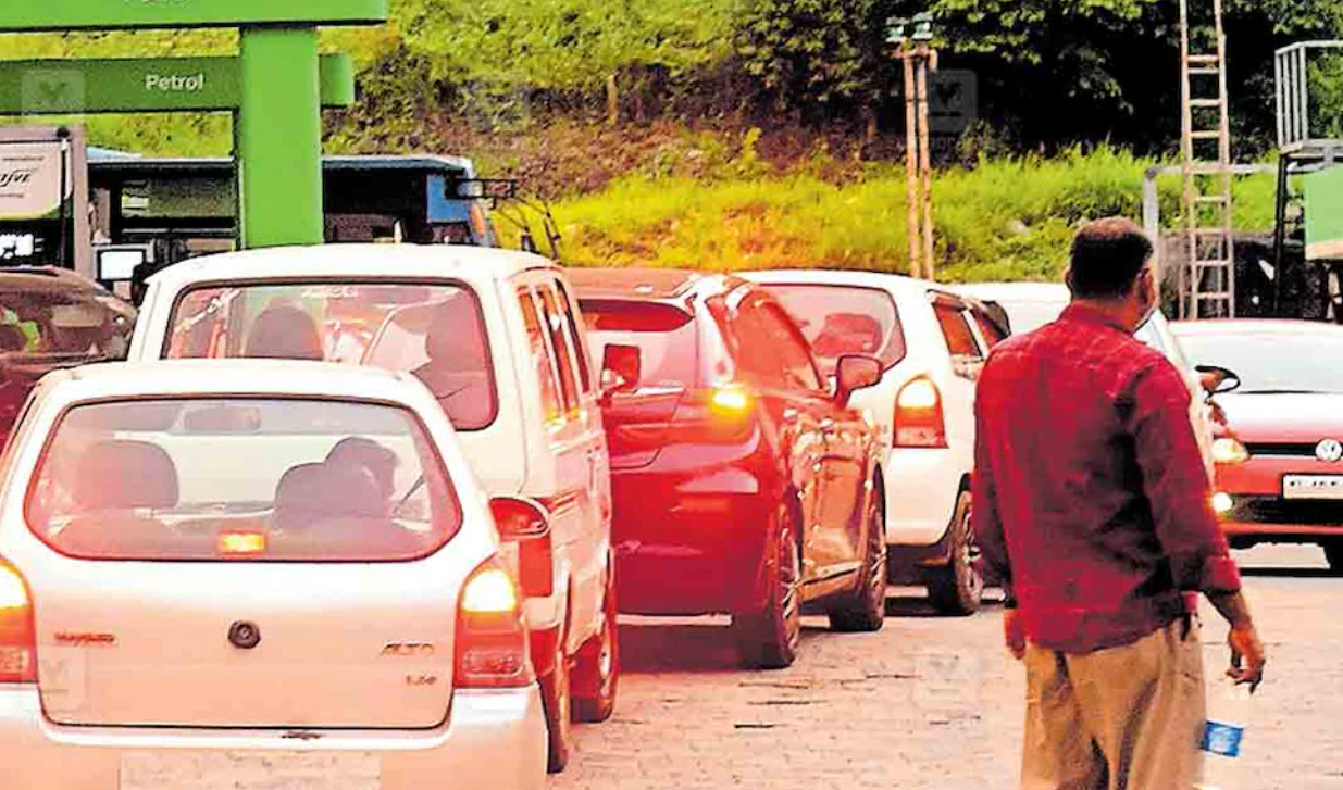 പെട്രോൾ ക്ഷാമം: പലയിടങ്ങളിലും 'നോ സ്റ്റോക്ക്' ബോർഡുകൾ, വയനാട്ടിൽ വണ്ടി വഴിയിലാകുമോ?