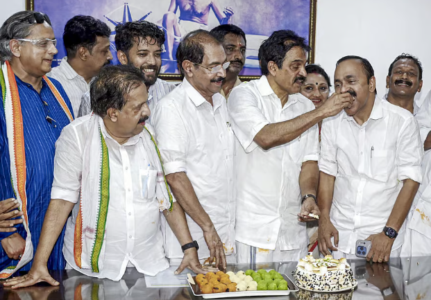 ಪಟ್ಟು ಬಿಡದ ನಾಯಕರು: ಕೇರಳಂನಲ್ಲಿ ಭಾನುವಾರದೊಳಗೆ ನೂತನ ಸಿಎಂ ಆಯ್ಕೆ
