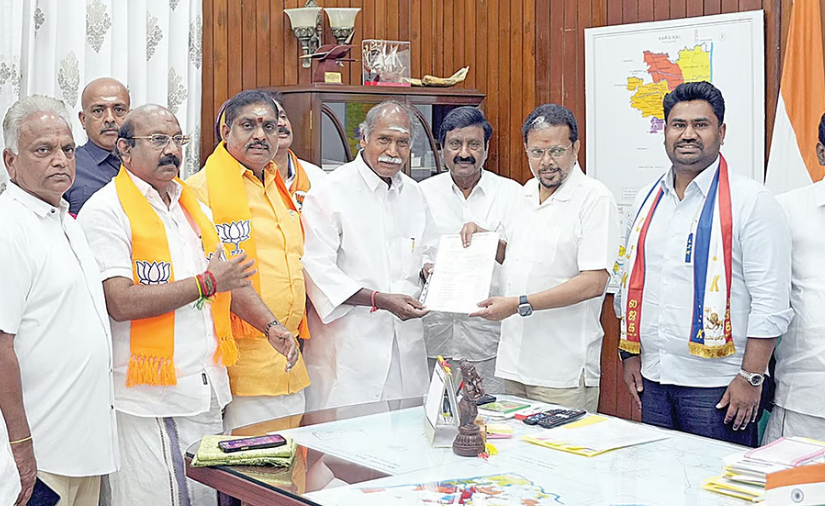 புதுச்சேரியில் ஆட்சி அமைக்க அனுமதி கோரி ஆளுநரிடம் கடிதம்: 13-ம் தேதி முதல்வராக ரங்கசாமி பதவியேற்கிறார்