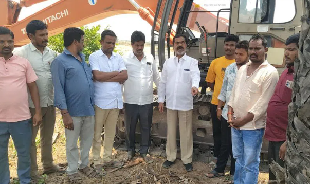 Illegal Sand Transport | రాఘవ కన్‌స్ట్రక్షన్‌ తరలిస్తున్న ఇసుక అక్రమ రవాణాను అడ్డుకున్న మాజీ ఎమ్మెల్యే