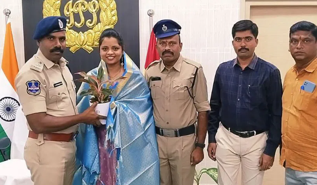 ఐఎఫ్ఎస్‌కు హెడ్ కానిస్టేబుల్ కూతురు ఎంపిక‌.. ఎస్పీ న‌ర‌సింహ స‌న్మానం