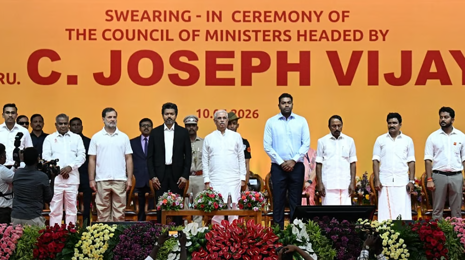 ‘விஜய் பதவியேற்பு விழாவில் தமிழை பின்னுக்கு தள்ளியிருப்பது ஏற்புடையது அல்ல’ - அரசியல் கட்சித் தலைவர்கள் எதிர்ப்பு