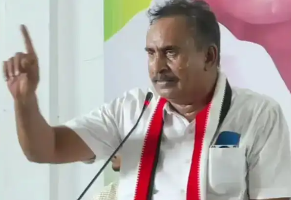 அரசியலில் திடீர் திருப்பம் : எஸ்.பி வேலுமணியை அதிமுக சட்டமன்ற குழு தலைவராக தேர்வு செய்ய முடிவு..!