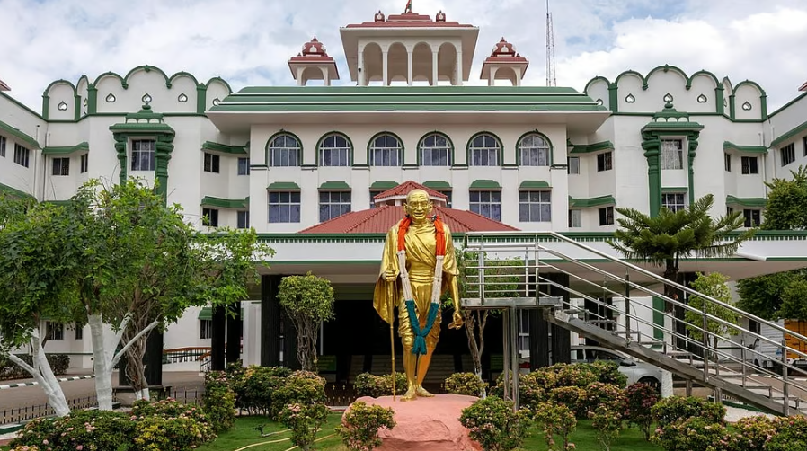 பழனி அரசு மருத்துவமனை தற்காலிக பணியாளர்களை பணி நீக்கம் செய்ய ஐகோர்ட் தடை