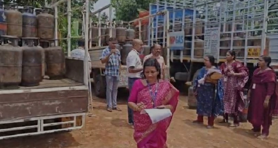 കൊല്ലത്ത് അനധികൃതമായി സൂക്ഷിച്ചിരുന്ന ഗ്യാസ് സിലിണ്ടറുകൾ പിടികൂടി