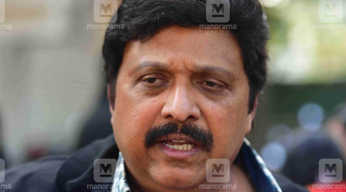 ഉമ്മൻ ചാണ്ടിയെ സോളർ കേസിൽ പെടുത്തണമെന്ന് ഗണേഷ് കുമാർ ആവശ്യപ്പെട്ടു: മൊഴി നൽകി കോൺഗ്രസ് നേതാവ്