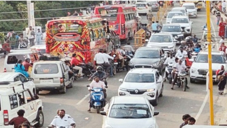 ஏற்காட்டில் மலர் கண்காட்சியை காண குவிந்த சுற்றுலா பயணிகள்: கடும் போக்குவரத்து நெரிசல்.ஏற்காட்டில் சுற்றுலா பயணிகளை மகிழ்விக்கும் வகையில் 49-வது கோடை விழா மற்றும் மலர் கண்காட்சி கடந்த 22-ந் தேதி தொடங்கியது.