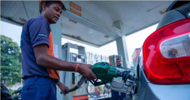 /பெட்ரோல், டீசல் விலை 10 நாளில் 4 முறை உயர்வு - இந்திய அரசு நெருக்கடியை கணிக்க தவறிவிட்டதா?