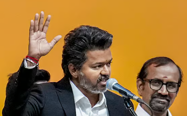 தில்லி புறப்பட்டார் முதல்வர் விஜய்! இன்று மாலை 4 மணிக்கு பிரதமரைச் சந்திக்கிறார்!