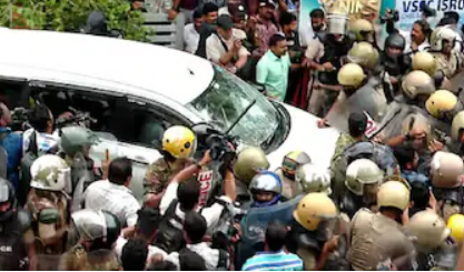 'ഇവന്മാരെ കൊല്ലെടാ എന്ന് ആക്രോശിച്ചു'; ഇ.ഡി ഉദ്യോഗസ്ഥരെ ആക്രമിച്ചതിൽ കണ്ടാലറിയാവുന്ന 300 പേര്‍ക്കെതിരെ കേസ്