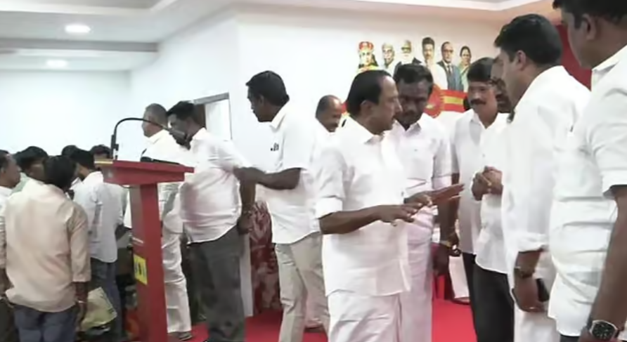 தவெகவில் இணைந்த அதிமுக தொழிற்சங்க நிர்வாகிகள்!