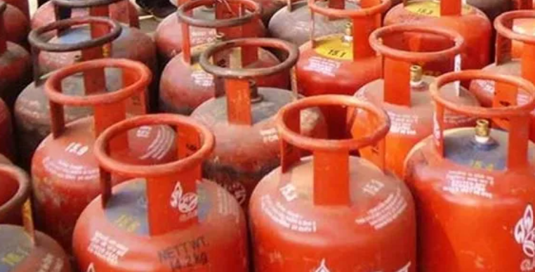 വീണ്ടും തിരിച്ചടി; വാണിജ്യ എൽപിജി സിലിണ്ടറുകളുടെ വില കൂട്ടി,ഹോട്ടൽ ഭക്ഷണത്തിന് വില ഉയർന്നേക്കും