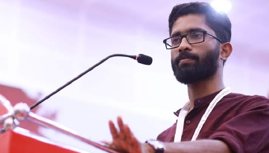 കോൺഗ്രസ് നടപ്പാക്കുന്നത് ബിജെപി നയങ്ങൾ: കർണാടകയിലെ എസ്എഫ്ഐ പ്രതിഷേധത്തിനെതിരായ വിലക്കിൽ പ്രതികരിച്ച് ആദർശ് എം സജി