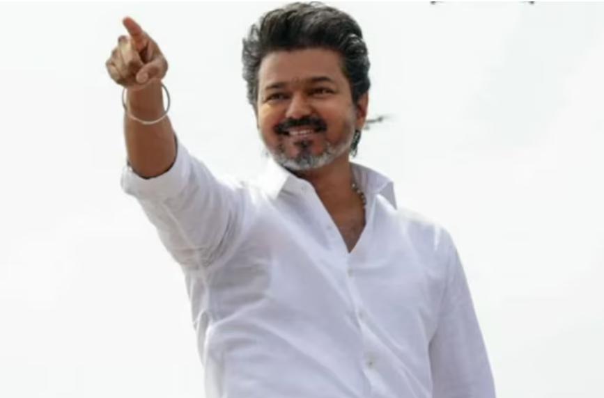 മുഖ്യമന്ത്രിയല്ല, ഞാൻ നിങ്ങളുടെ മുഖ്യ സേവകൻ..! രാഷ്ട്രീയ എതിരാളികൾക്ക് ജനക്കൂട്ടത്തെ സാക്ഷിയാക്കി വിജയുടെ മറുപടി