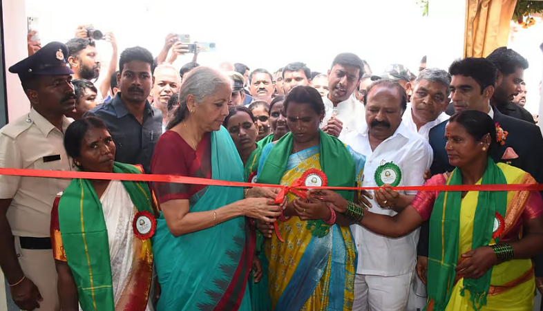 ರೈತ ತರಬೇತಿ, ಶೇಂಗಾ ಸಂಸ್ಕರಣಾ ಘಟಕಕ್ಕೆ ಚಾಲನೆ ನೀಡಿದ ನಿರ್ಮಲಾ ಸೀತಾರಾಮನ್