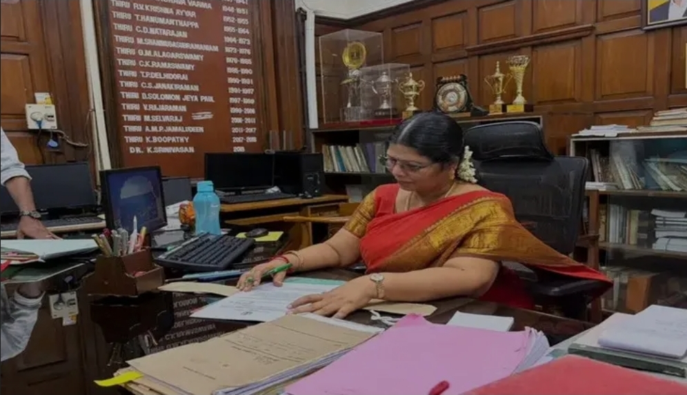 முக்கிய பொறுப்புகளை ஆளும் பெண்கள்! தவெக ஆட்சியில் முதல் பெண் சட்டப்பேரவை செயலாளராக சாந்தி பொறுப்பேற்பு